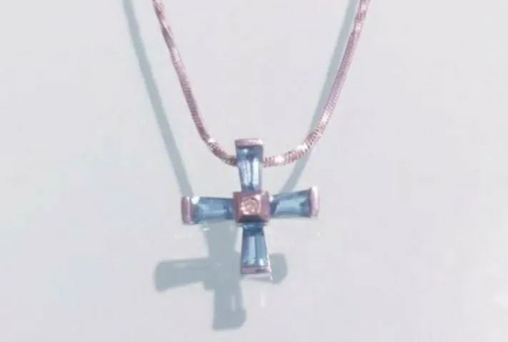 PINGENTE CRUZ, EM OURO BRANCO 18K, COM TOPÁZIOS E DIAMANTE.