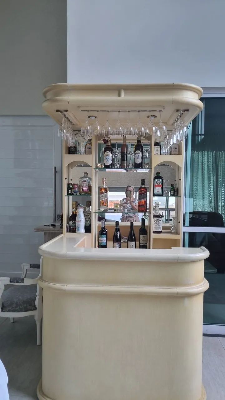 Armário de Bar em Madeira - Estilo Clássico