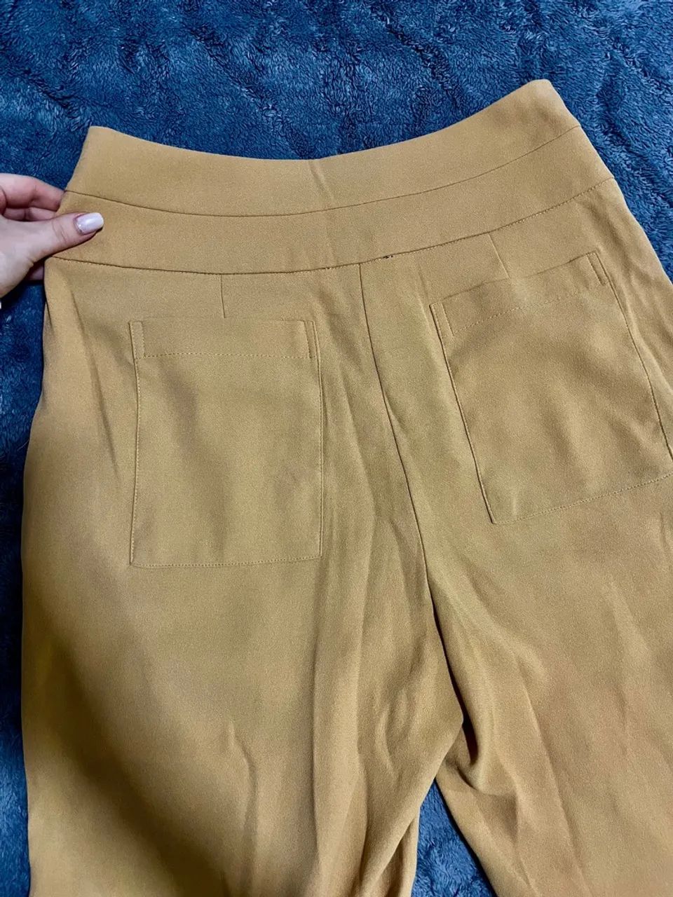 Calça de tecido bege com botões  - Foto 3