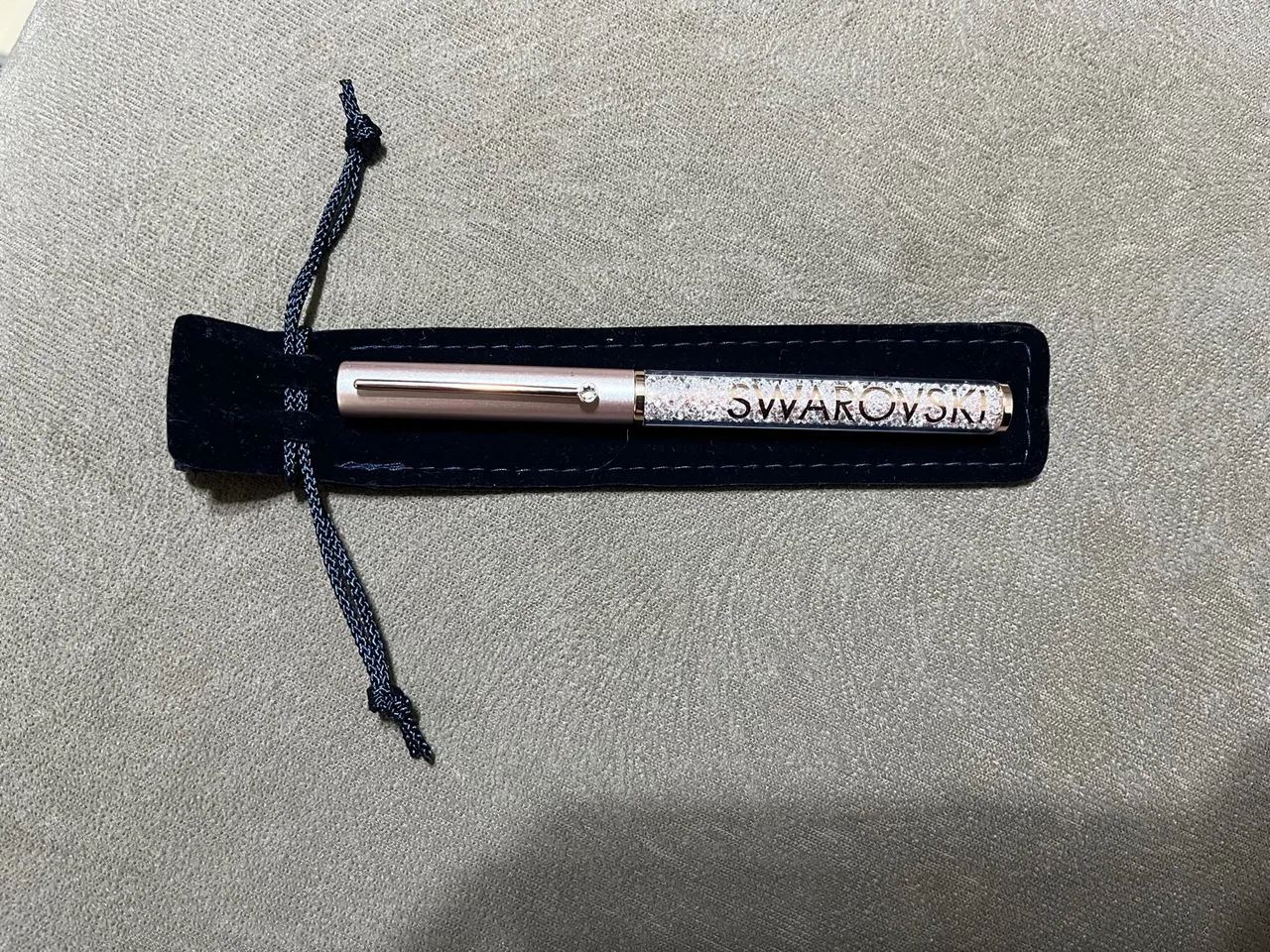 Caneta Swarovski com detalhes em cristal