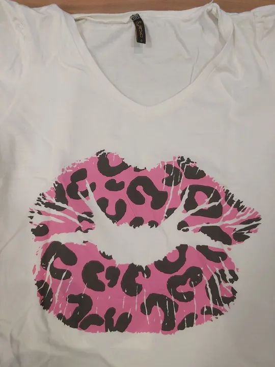 Camiseta nude com estampa de boca - Foto 2