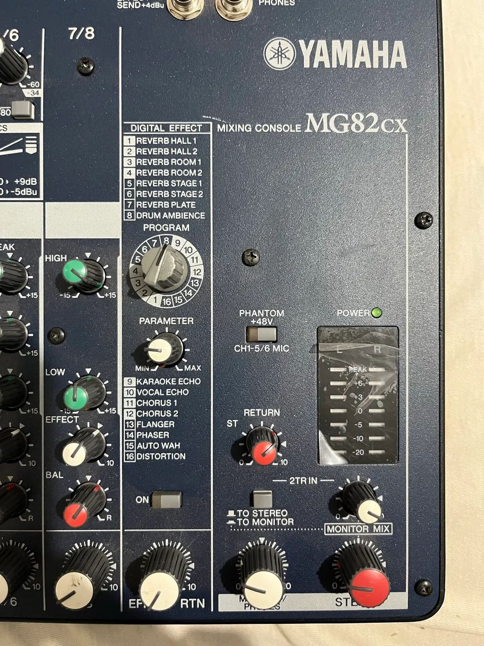 A Yamaha MG82cx é uma mesa de som compacta de 8 canais . uso ao vivo e home studio.