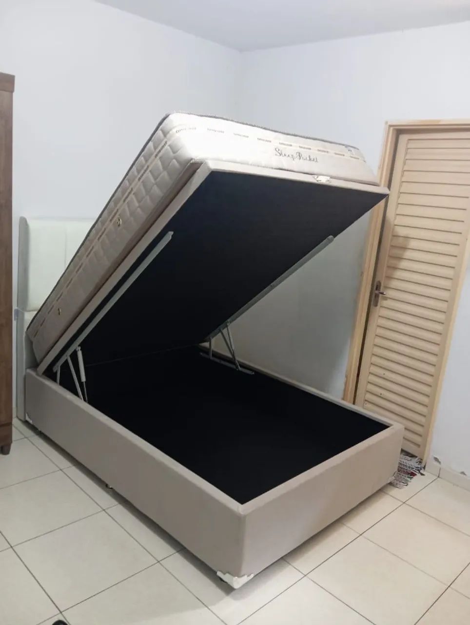 Cama casal baú com colchão confortável e cabeceira