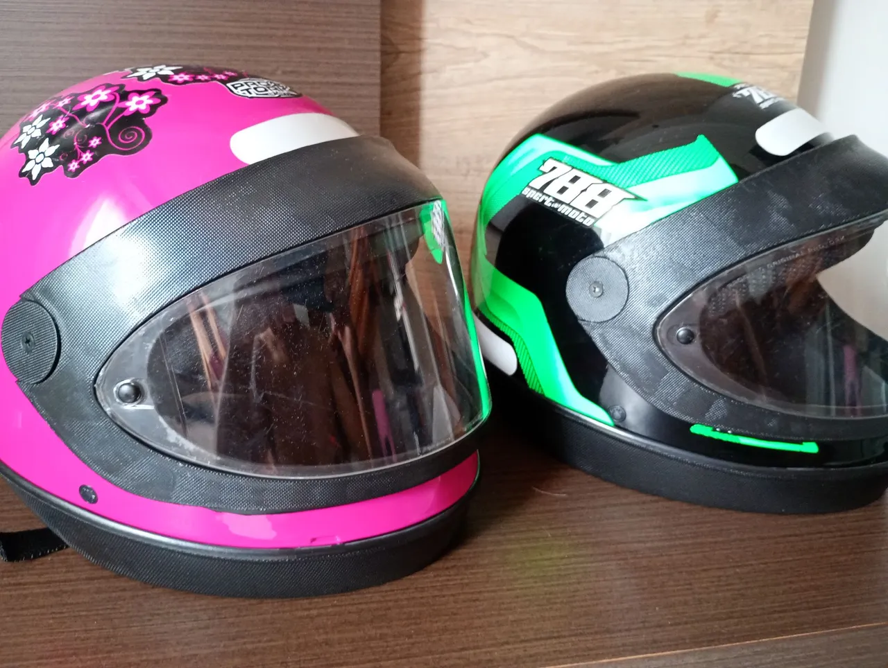 Vendo dois capacetes novos