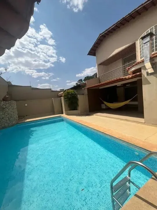 Sobrado para venda tem 240 m²  com 5 quartos em Petrópolis - Maceió - AL