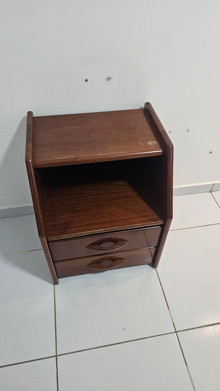 Mesa de cabeceira em madeira com gavetas