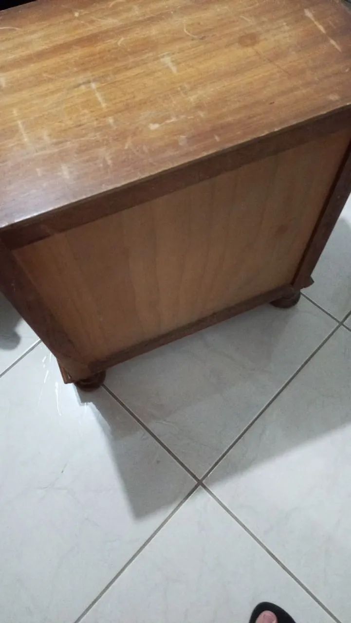 Criado mudo de madeira com 3 gavetas - Foto 3