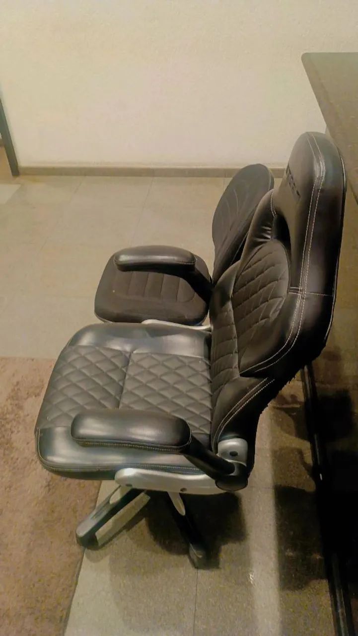 Vende-se cadeira gamer e uma cadeira tradicional