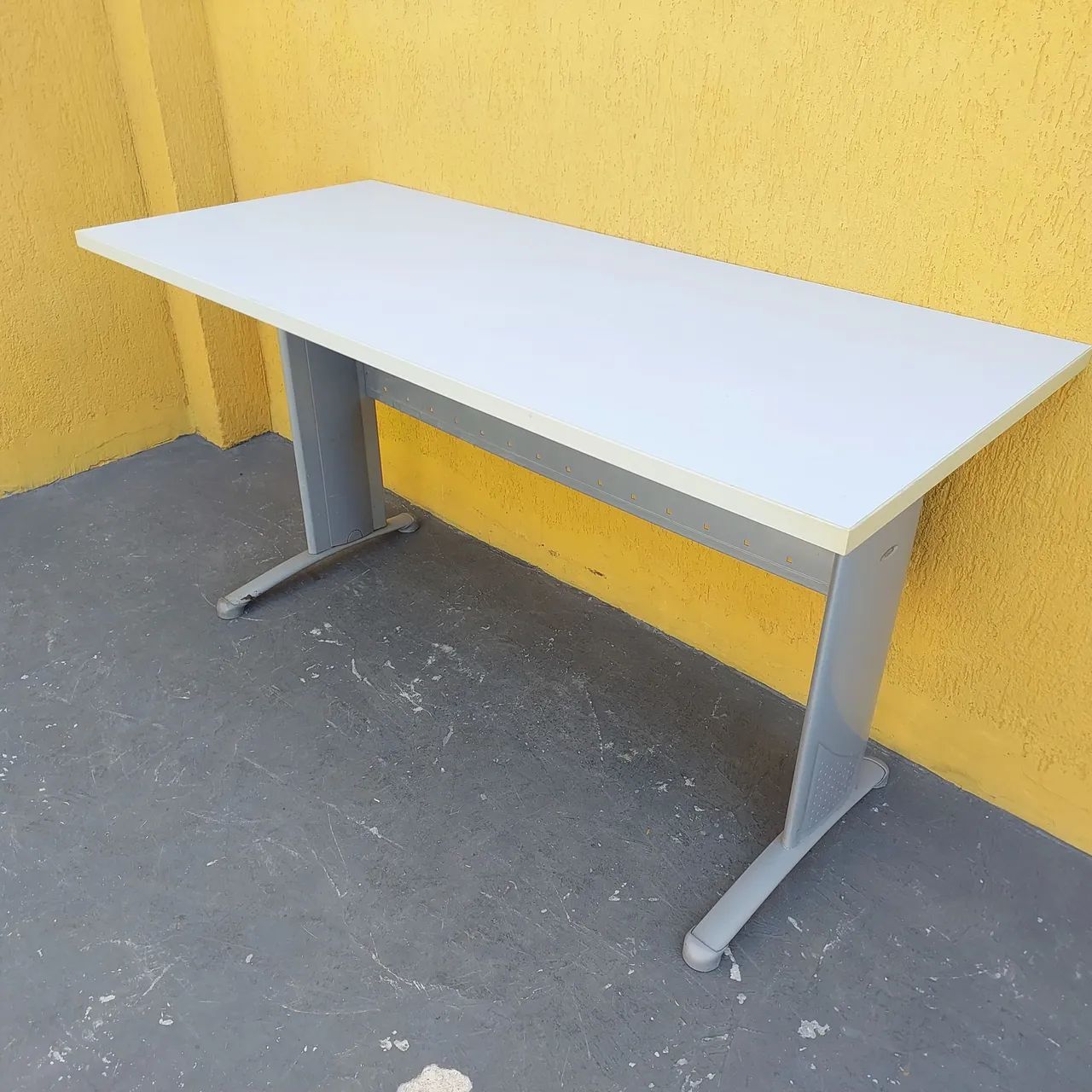 Mesa escritório reta 1.37cm largura  - Foto 6