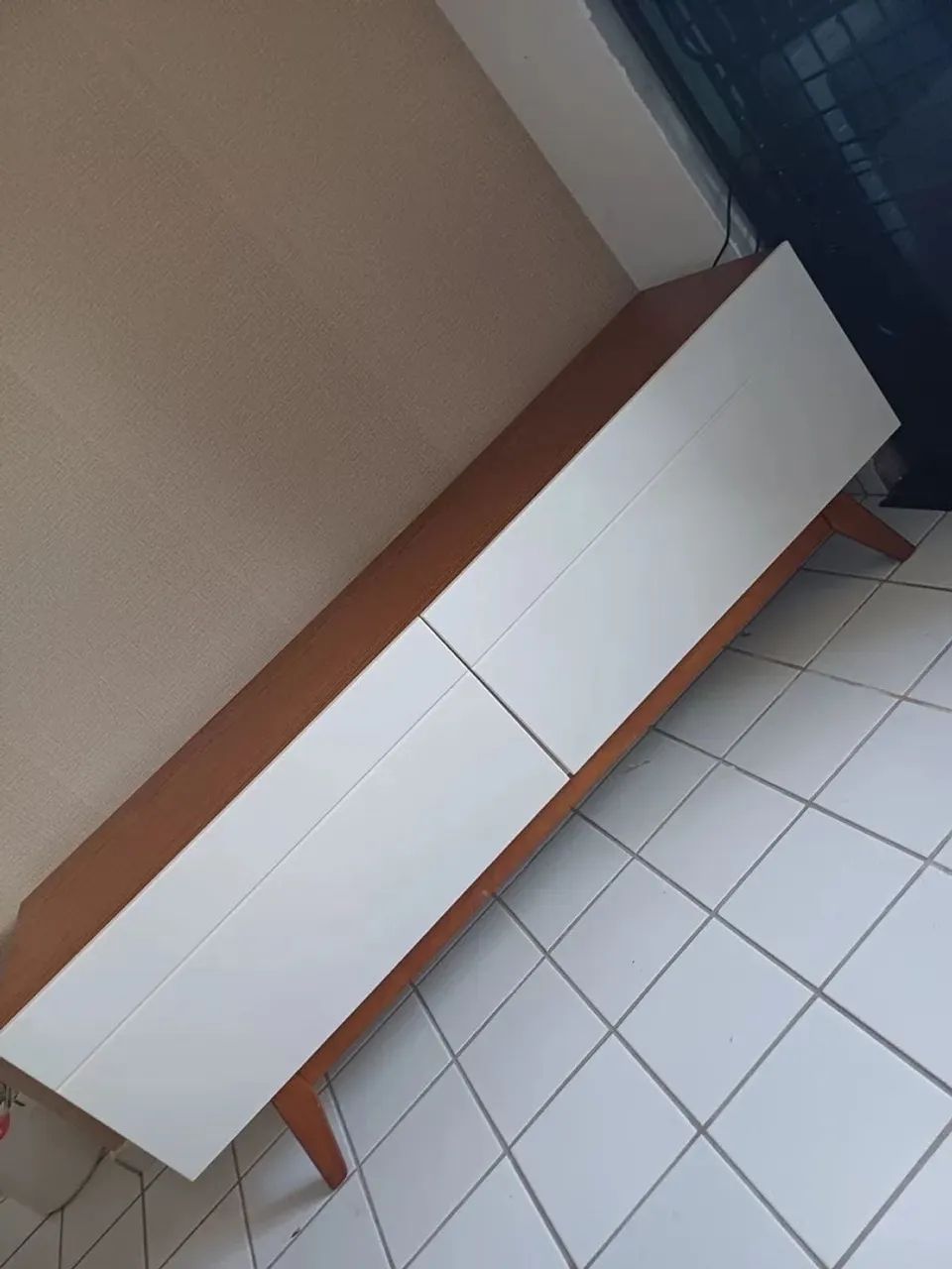 Rack para Tv na cor branca e com tampo amadeirado - Foto 3