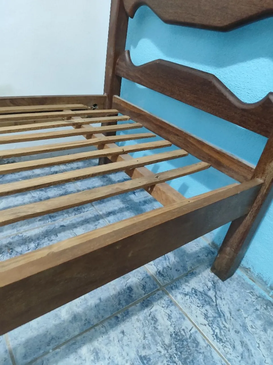 Cama de madeira com estrado e colchão incluso