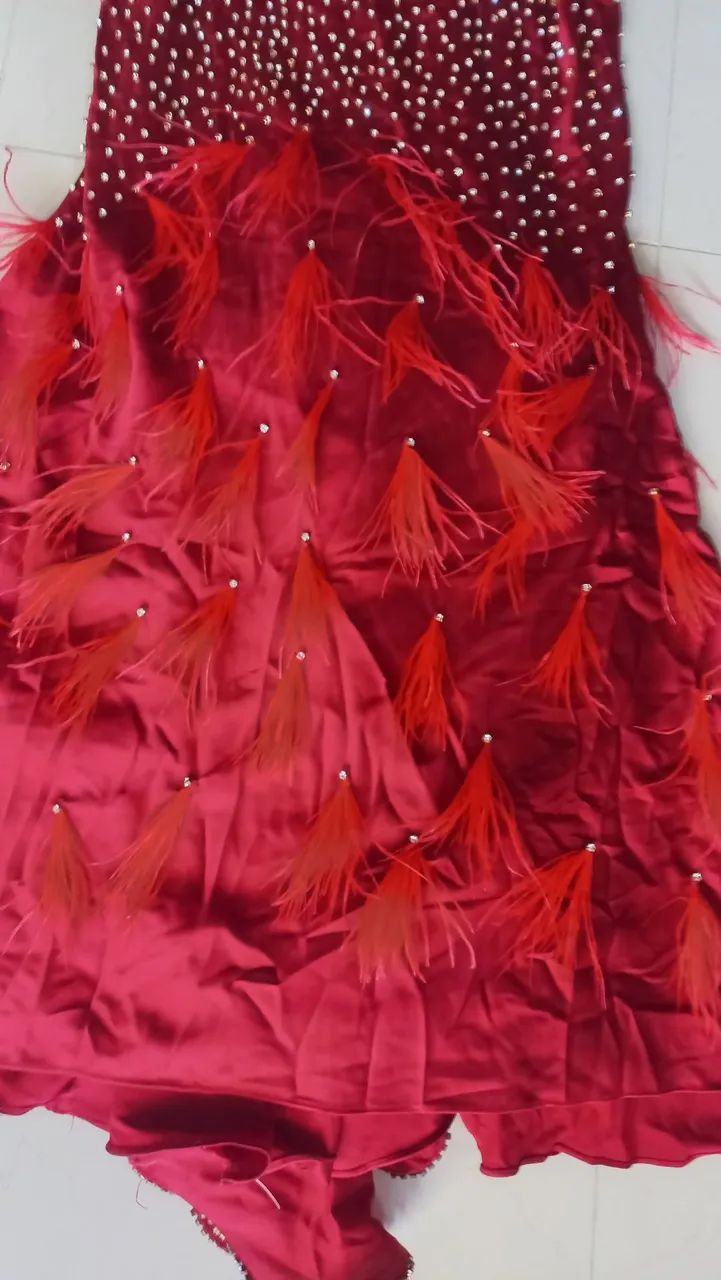 Vestido de Festa Vermelho com Detalhes em Penas - Foto 2