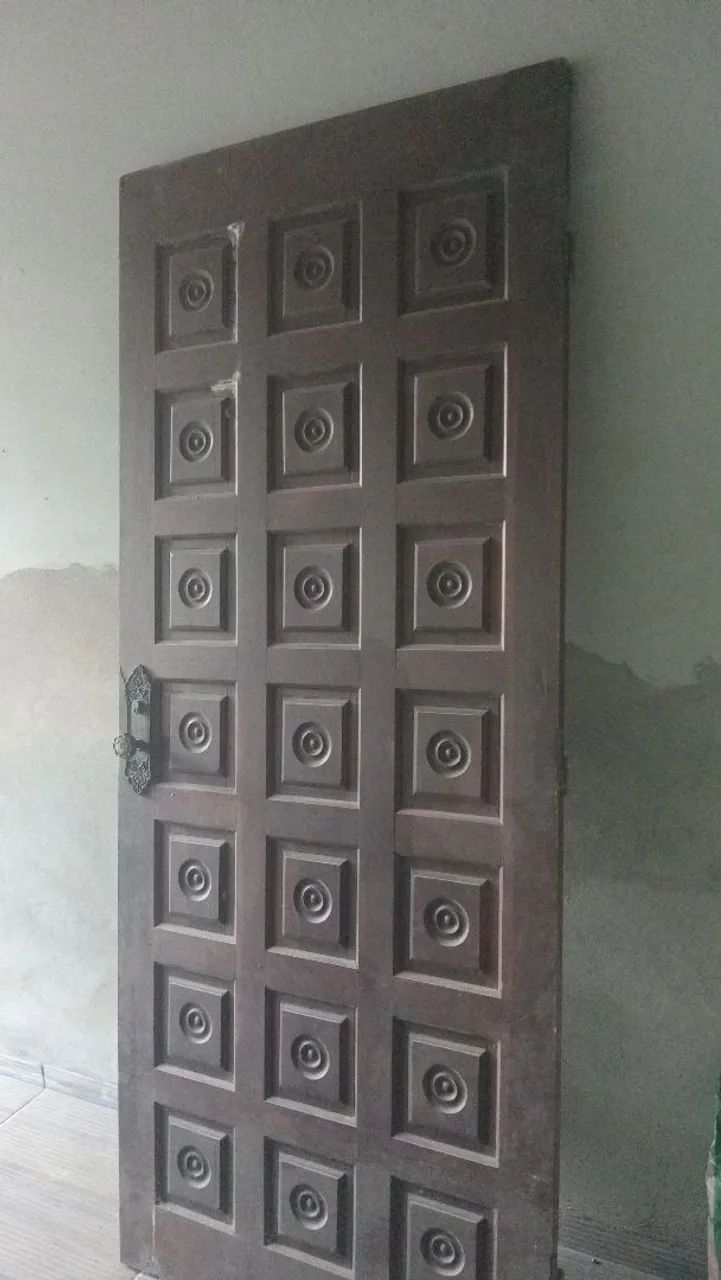 Porta de madeira maciça com detalhes decorativos64307025461506120