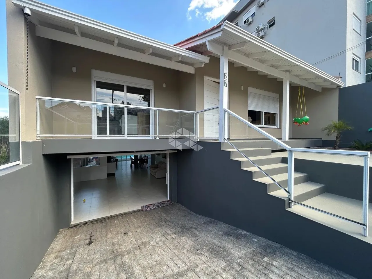 Casa de 3 dormitórios com piscina no centro de Santa Cruz