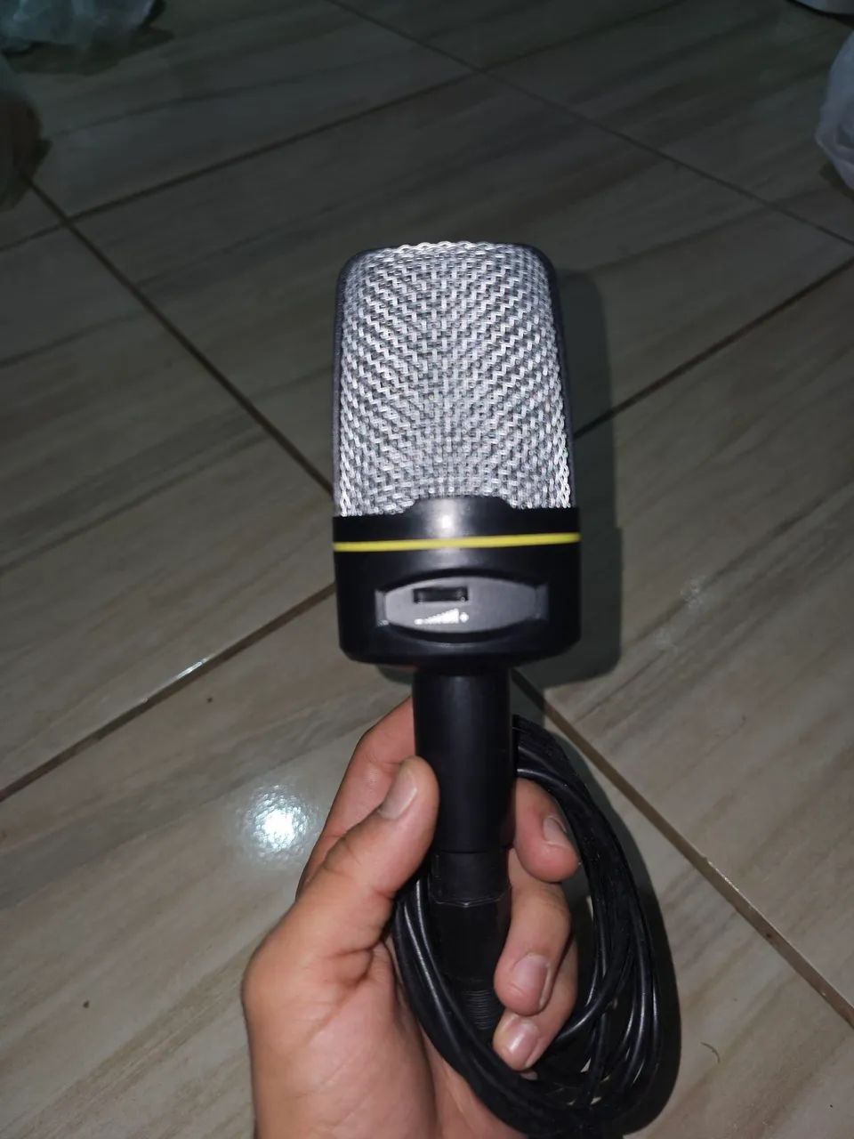 Microfone Condenser para Gravação de Áudio
