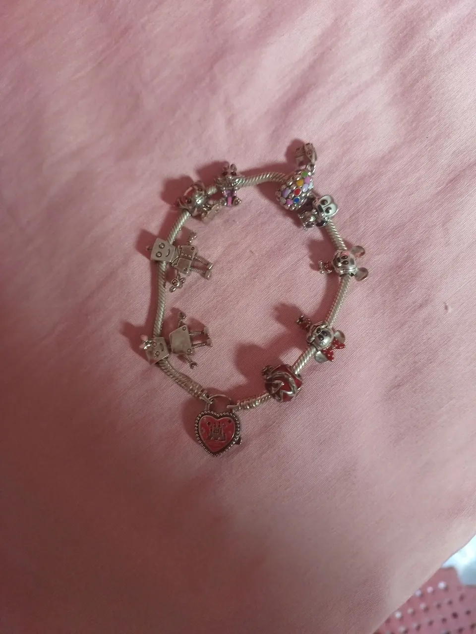 Pulseira de berloques prateada com pingentes