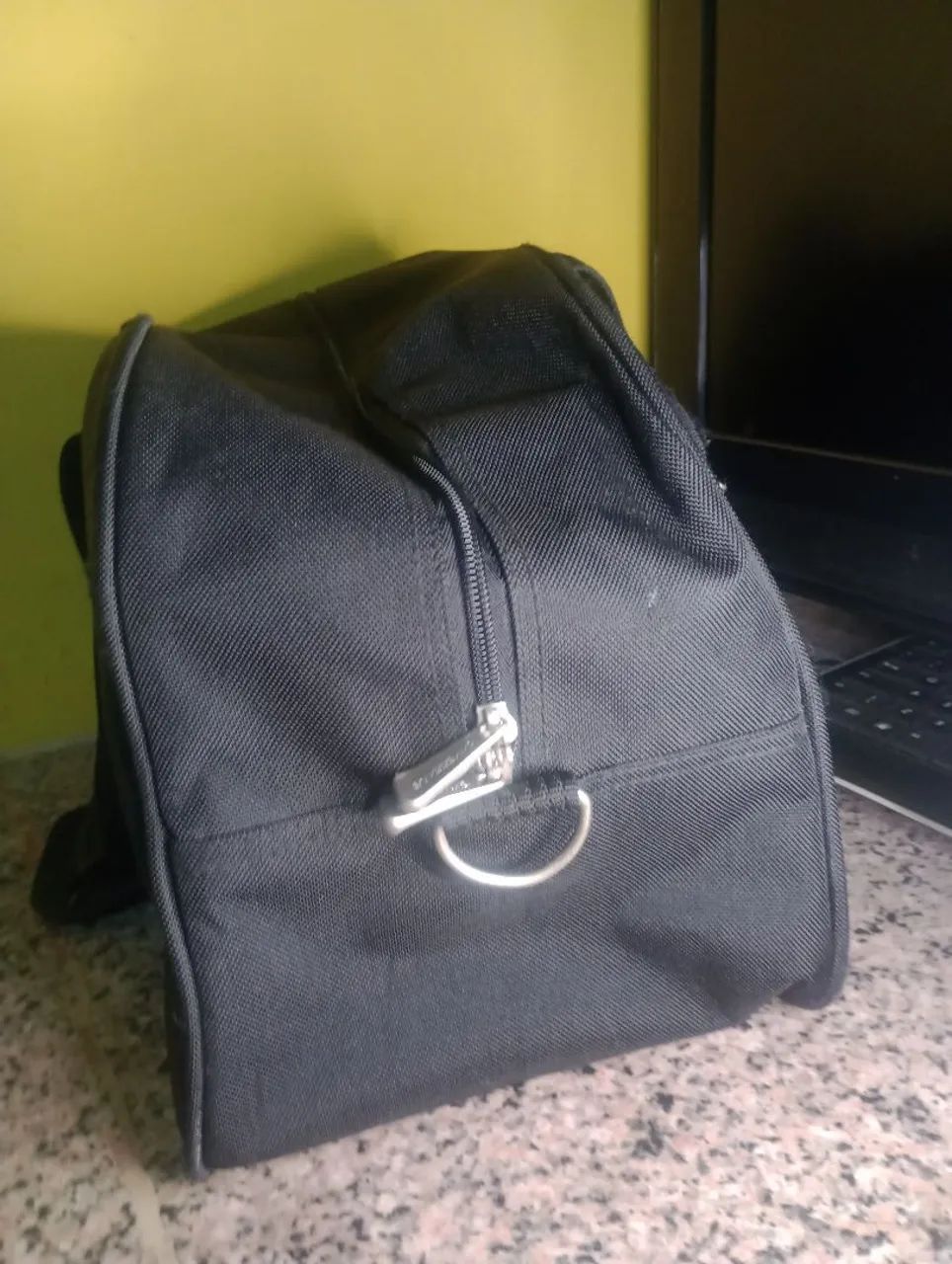 Bolsa de mão preta com detalhe - Foto 4