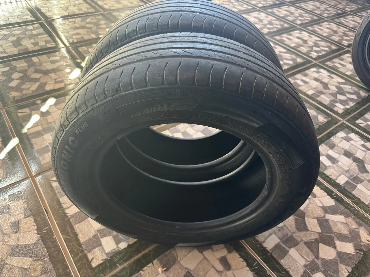 Kit com 02 pneus 195/60R15 em bom estado