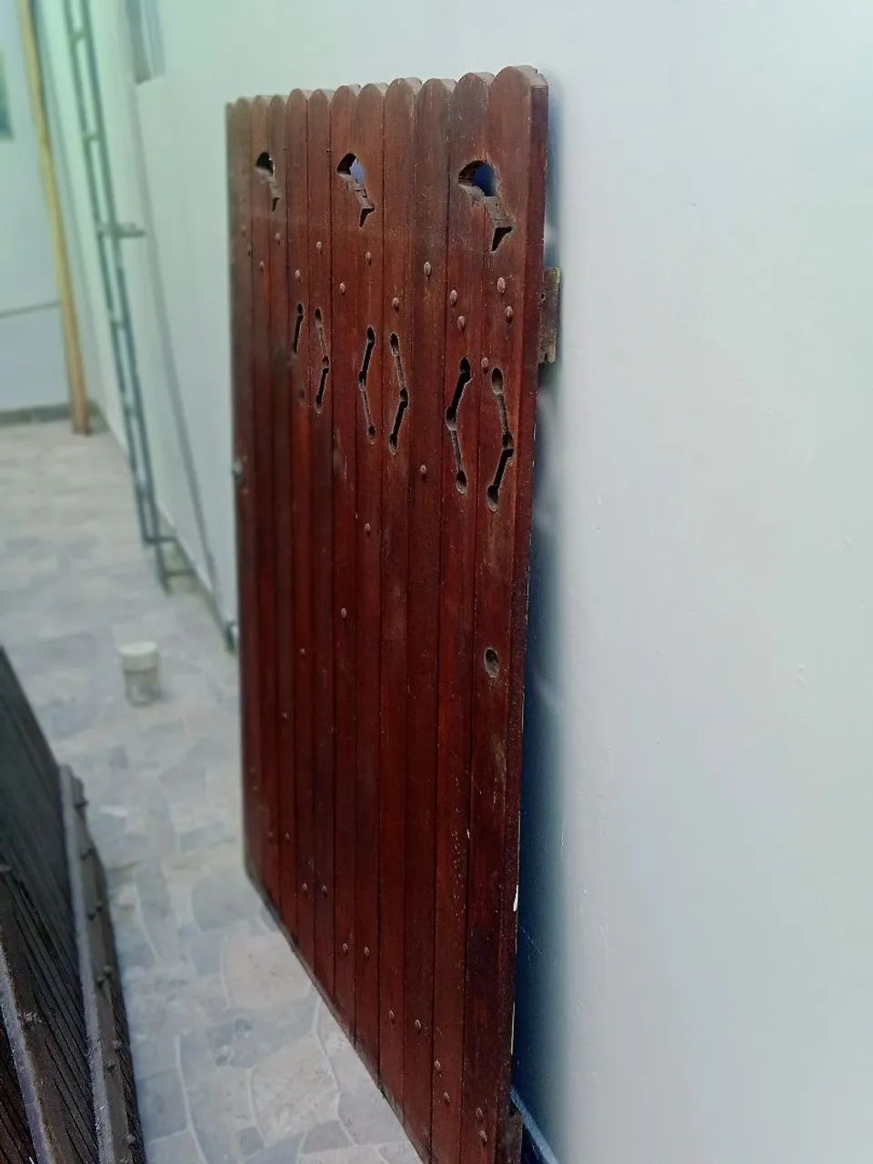 Vendo portão de garagem de madeira medindo 3 metros de largura por 1.60 de altura  - Foto 2