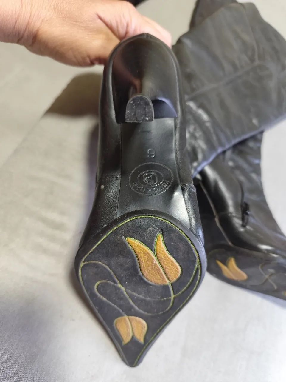 Botas Femininas de Couro com Salto Alto - Foto 2
