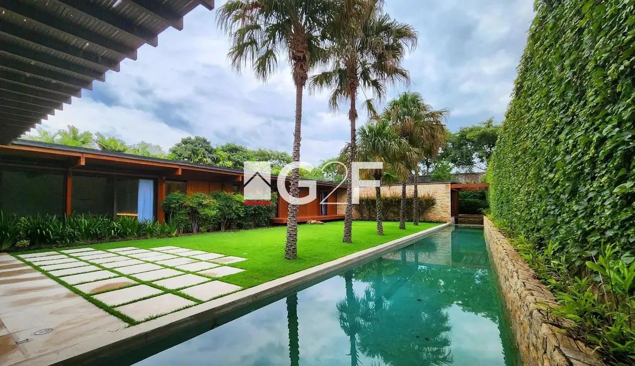 Casa no Gramado para venda.