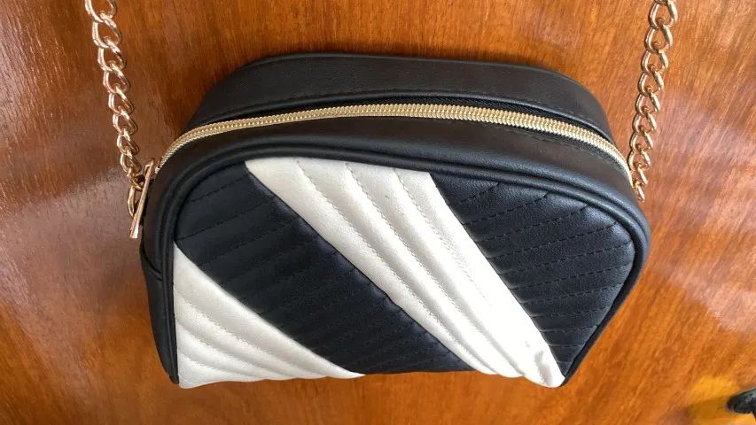 bolsa Transversal Pequena preta e Branca com Corrente - Foto 3