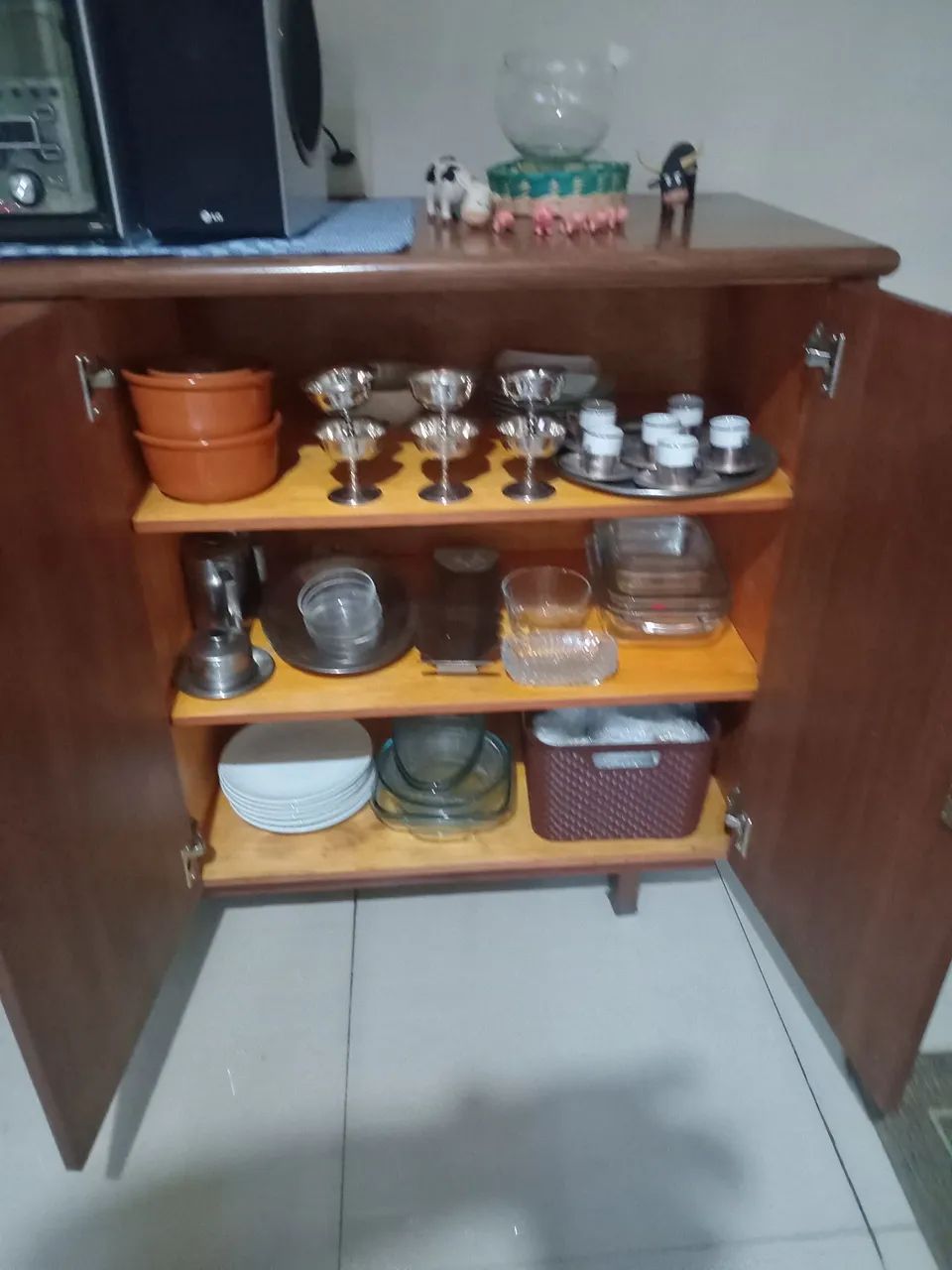 Aparador de Madeira Clássico com Portas e Gavetas - Foto 3
