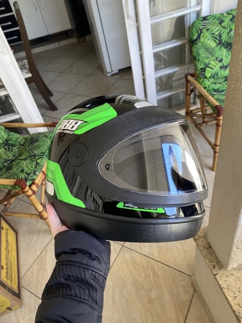 capacete verde, viseira cristal