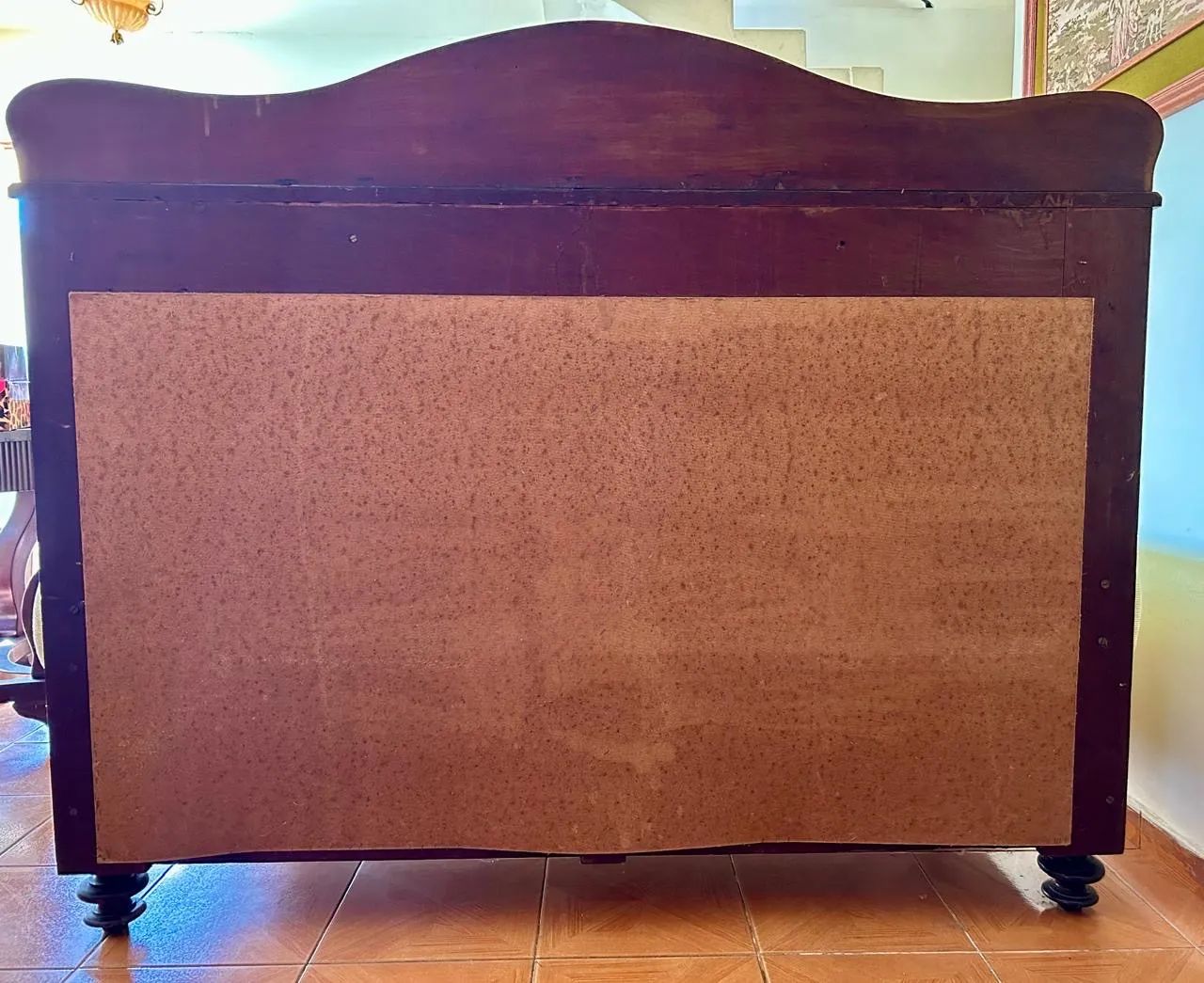 Sofá Clássico de 2 Lugares com Detalhes em Madeira - Foto 3