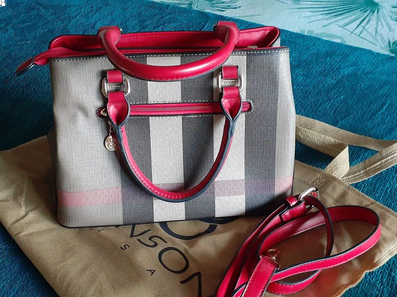 Bolsa de Mão com Detalhes Vermelhos