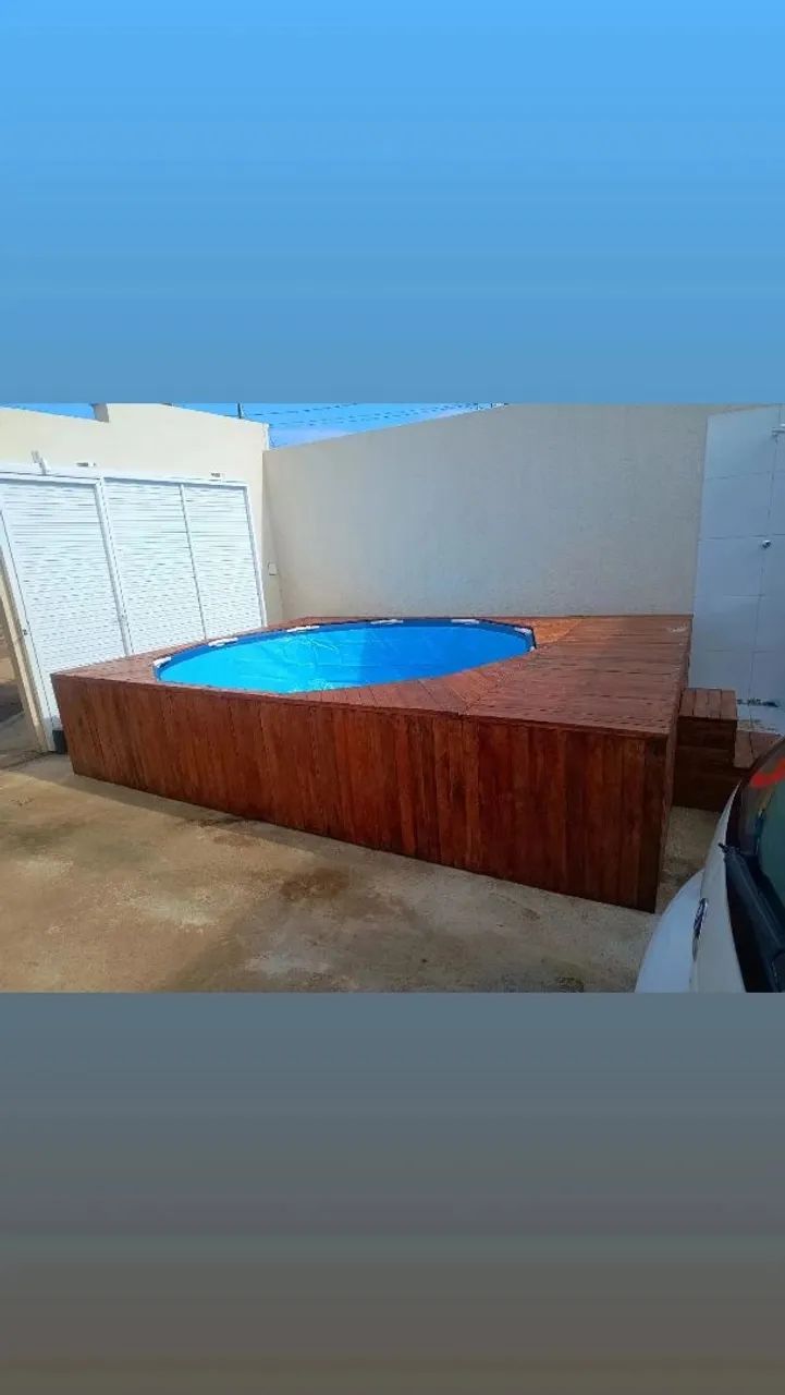 Piscina de plástico vinil de 5 mil litros com  deck de madeira