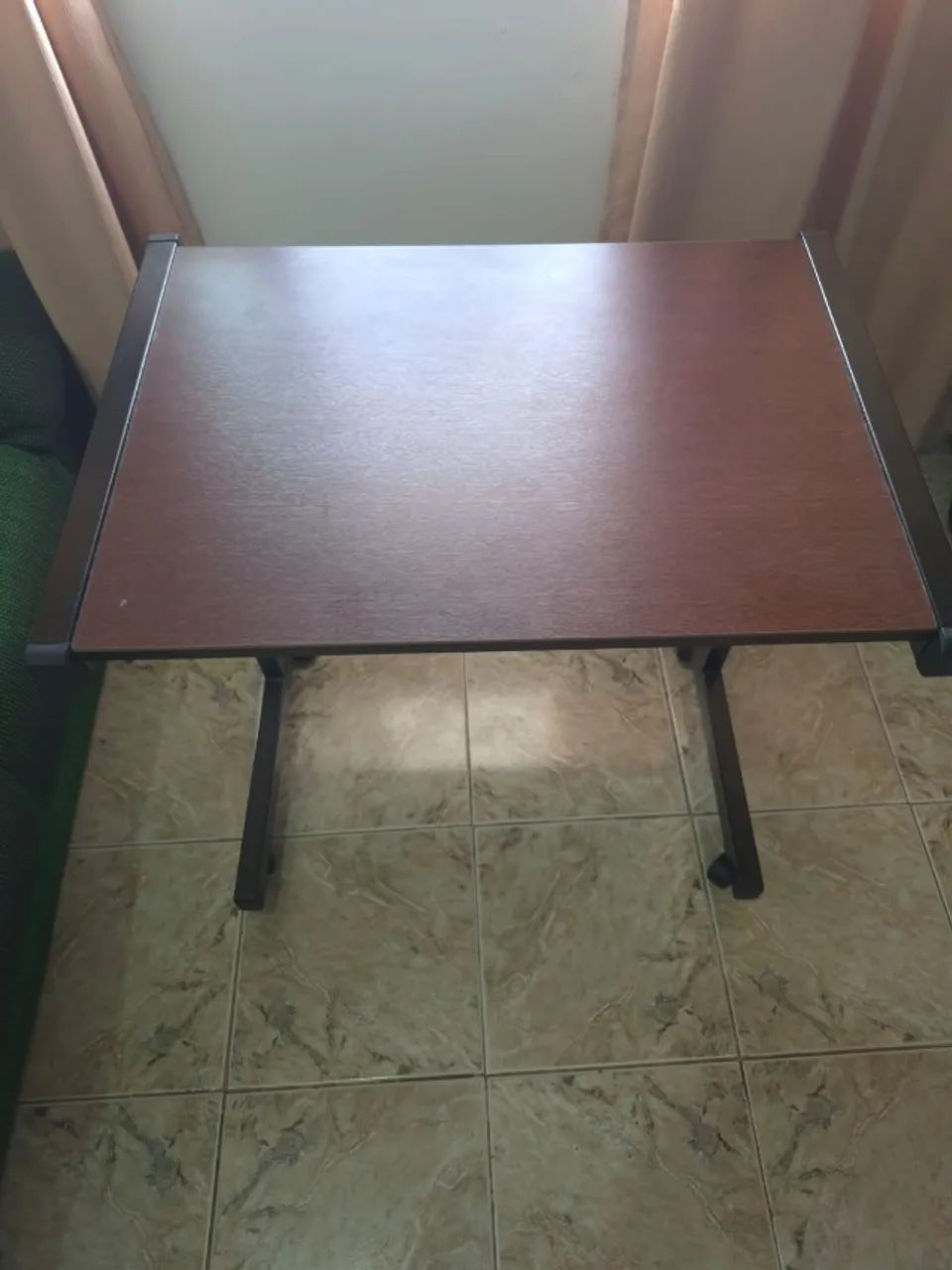 Mesa com rodas64302124639746120