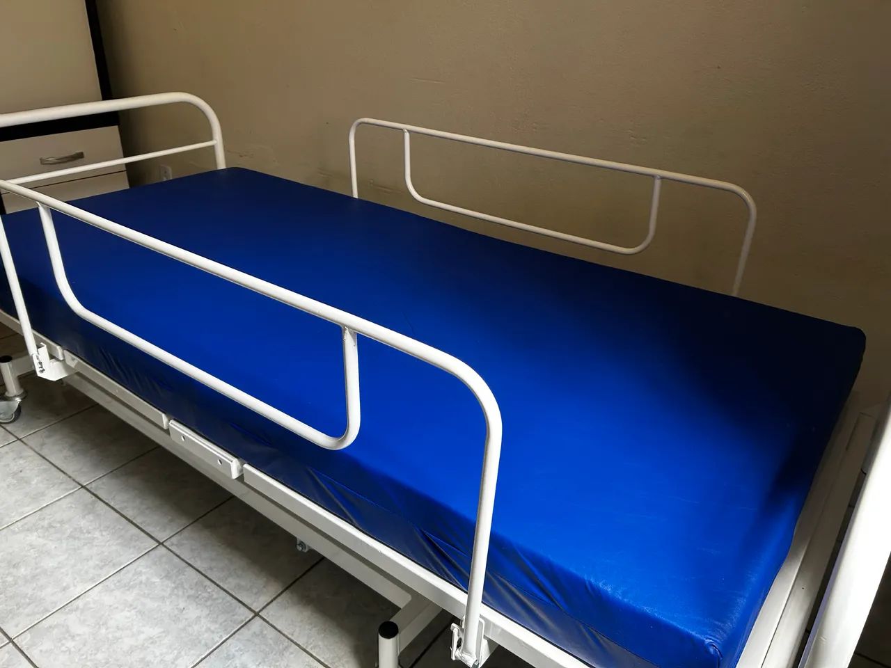 Cama Hospitalar com 3 manivelas + colchão  - Foto 2