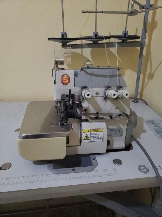 Máquina de Costura Overlock Industrial