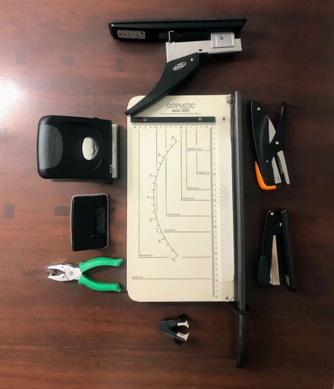 Kit papelaria: guilhotina +grampeadores + furadores - Foto 4