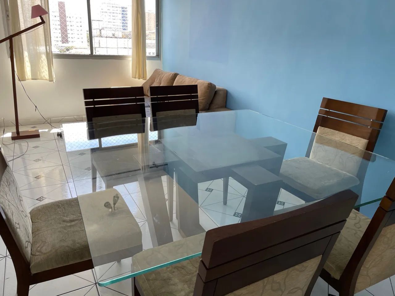 Mesa de madeira maciça com tampo de vidro e 6 cadeiras de madeira maciça
