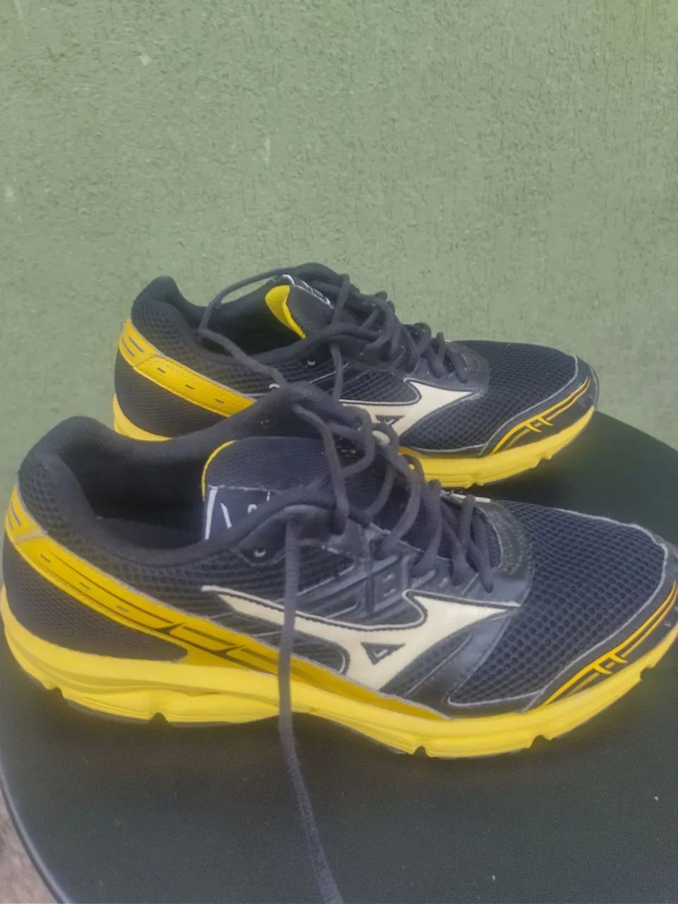 Tênis Mizuno Preto e Amarelo - Foto 4