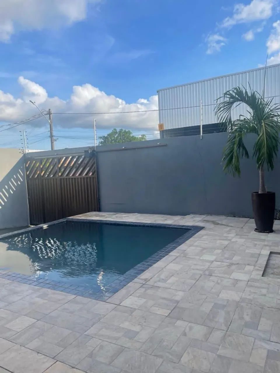 ALUGO / CASA COM PISCINA/ NÃO PAGA AGUA E NEM ENERGIA. 3800