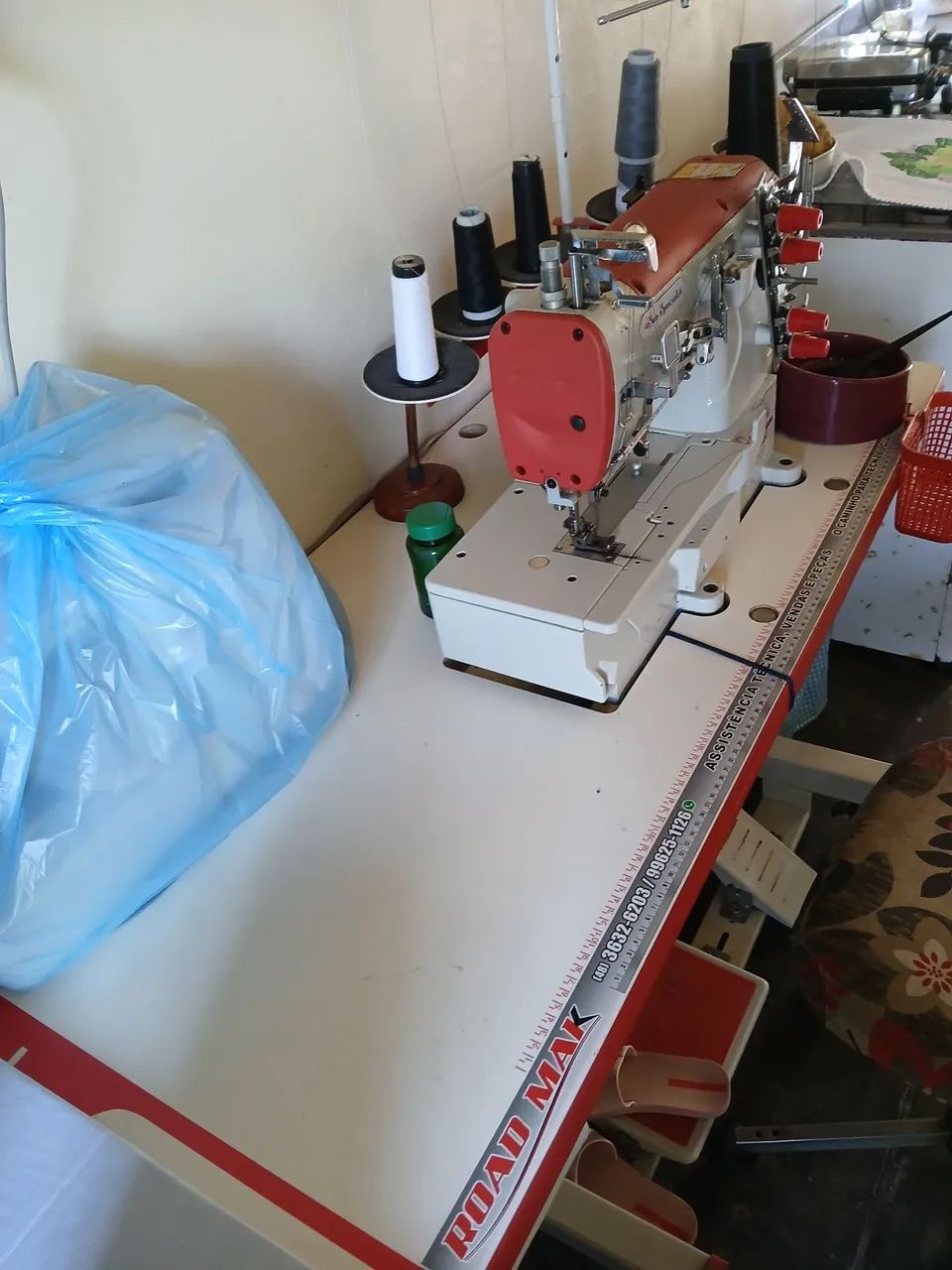 Vendo galoneira industrial e overlok em ótimo estado 