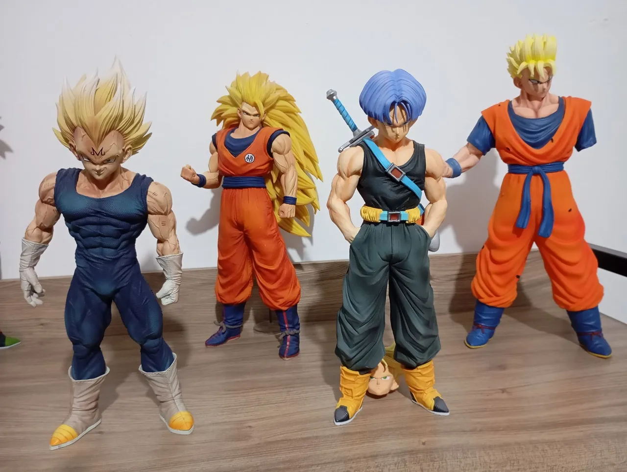 Coleção com 4 Action Figures Dragon Ball Z - Goku, Gohan, Trunks e Vegeta (30 cm e 27 cm)