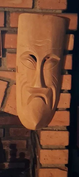 Belíssima peça Máscara escultura em Madeira
