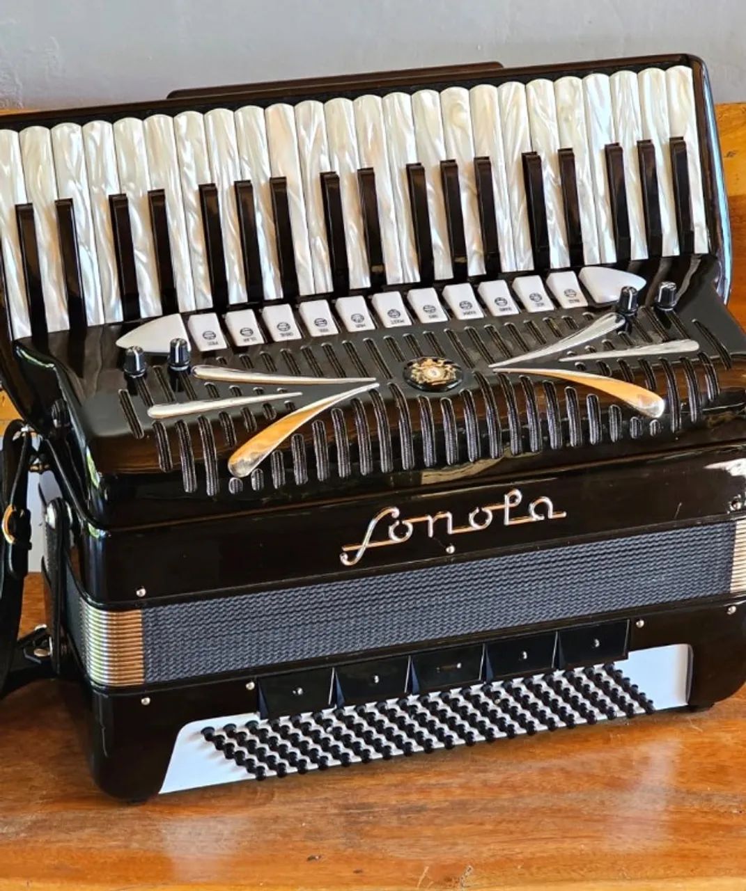 Acordeon SONOLA 120 Polifônico 11+1x5 LMMH 4/5 Preto Eletro - Foto 4