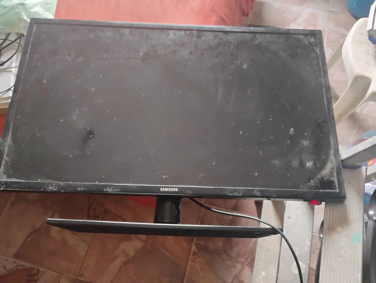 vendo duas tv de 32 polegadas uma liga mais so da pra ver um pouco porque taquebrada - Foto 3