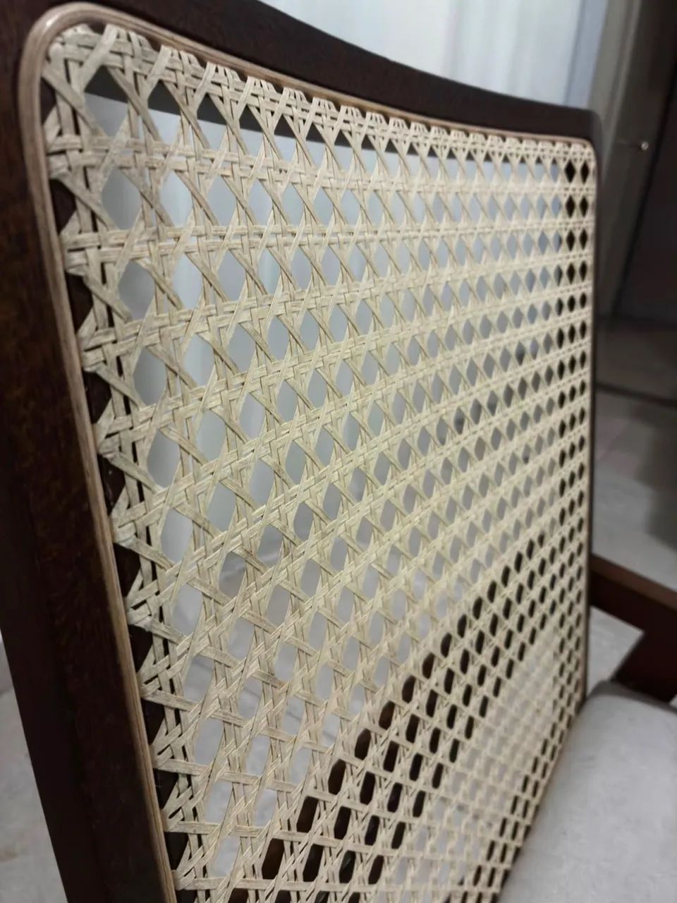 mesa com tampo de vidro e pés de madeira, com 6 cadeiras - Foto 2
