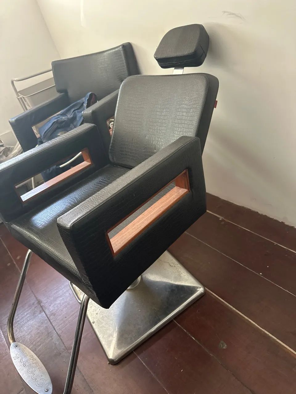 Vendo cadeira de cabeleireiro , precisa ajustar 