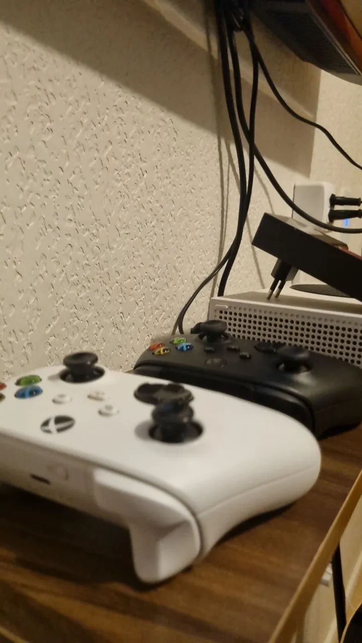 Vídeo game Xbox series S 2 controles e batlefield 6 e read dead redemption 2   - Foto 5