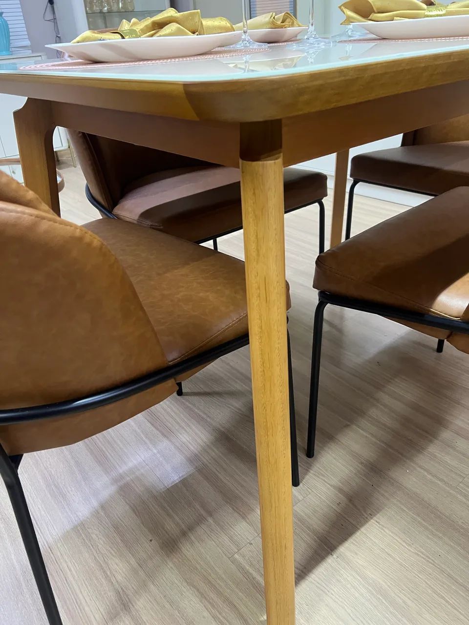 Mesa de jantar com 4 cadeiras no courino - Foto 2