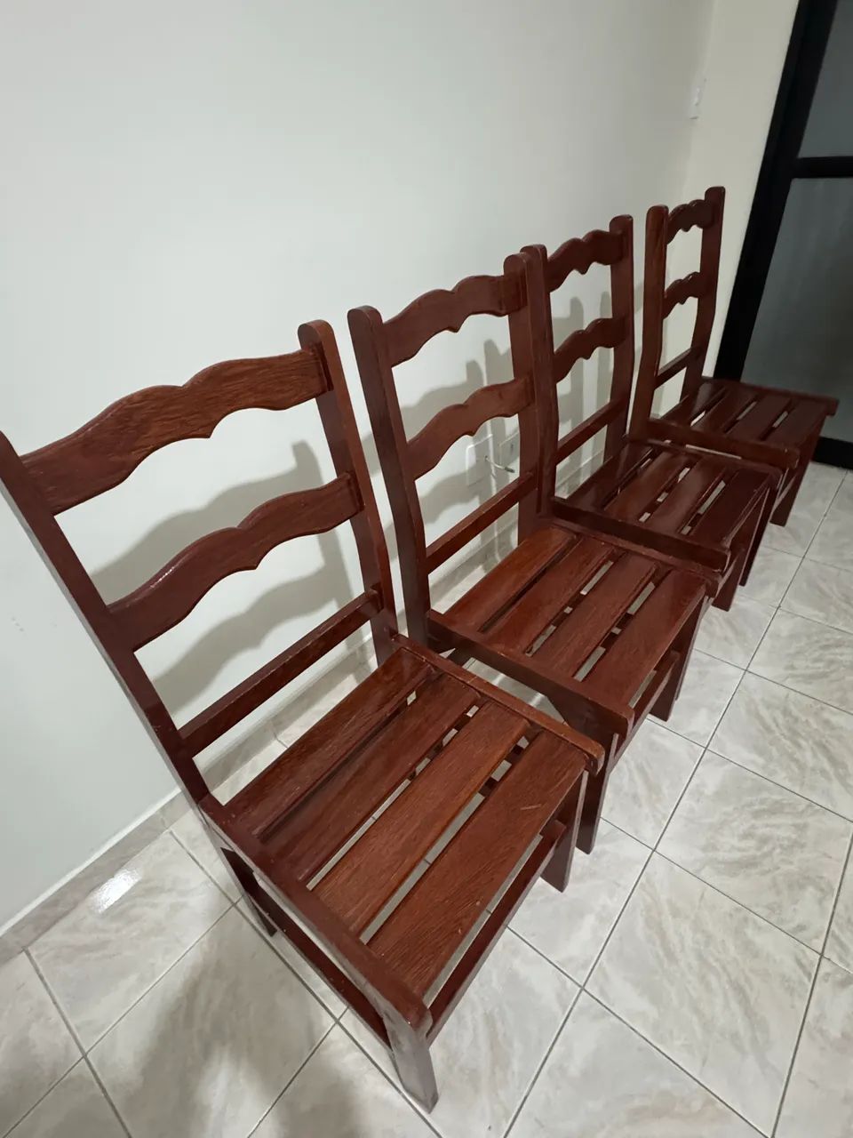 Mesa com 4 cadeiras de madeira 