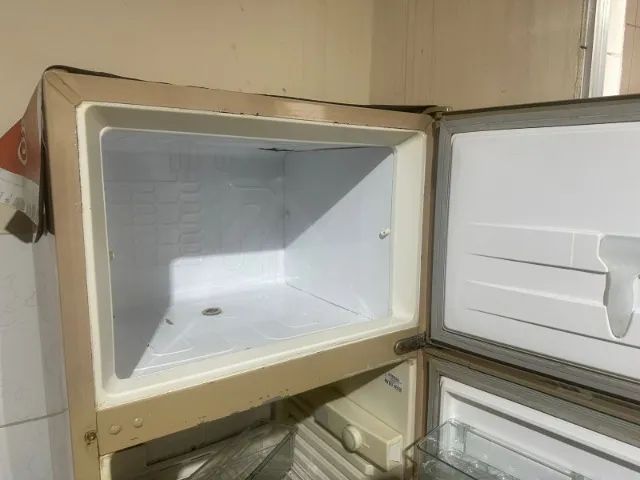 Vendo uma geladeira com defeito consul. - Foto 2