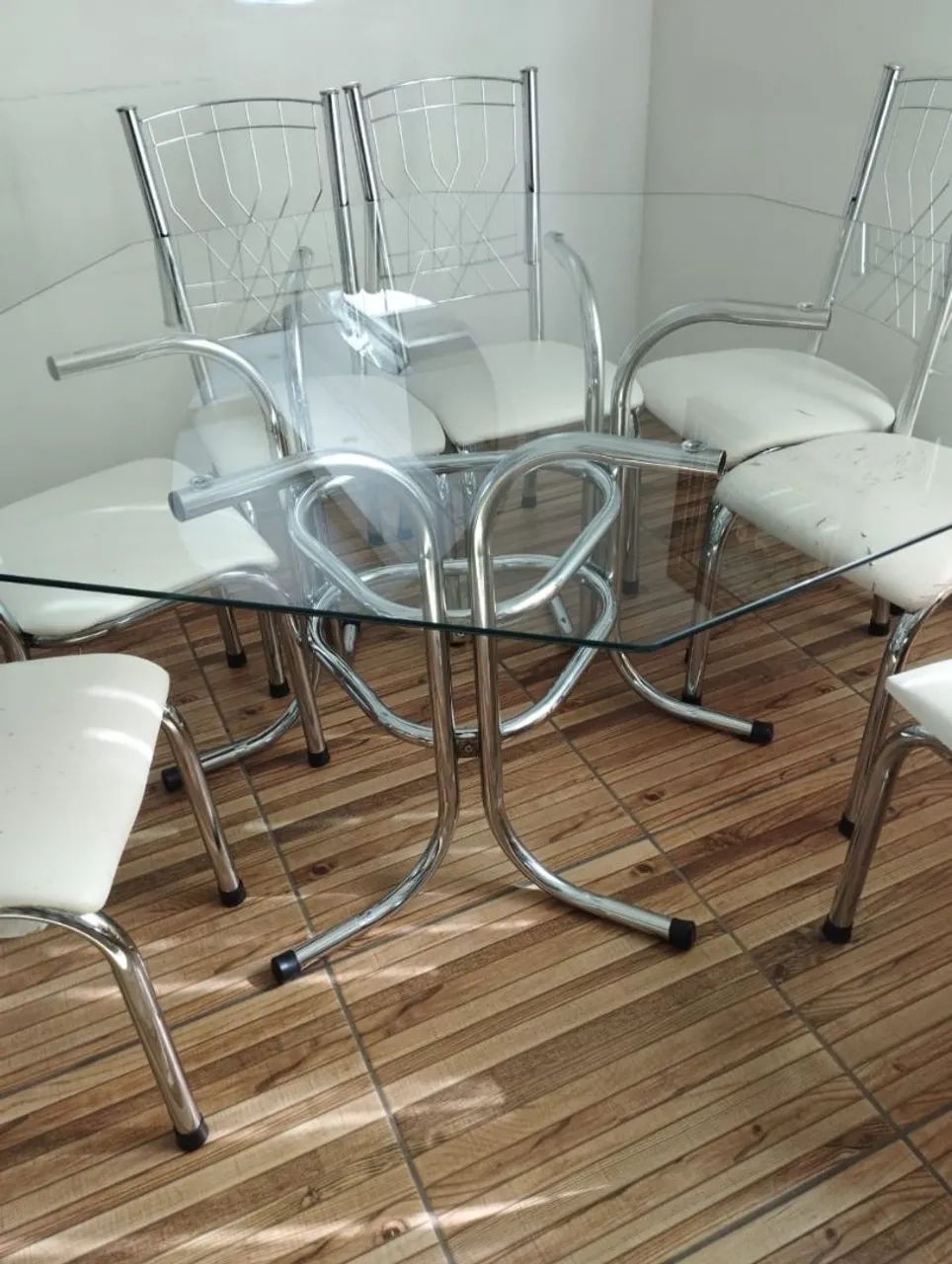 Mesa oitavada tampo de vidro e pés cromados com 8 cadeiras cromadas - Foto 2